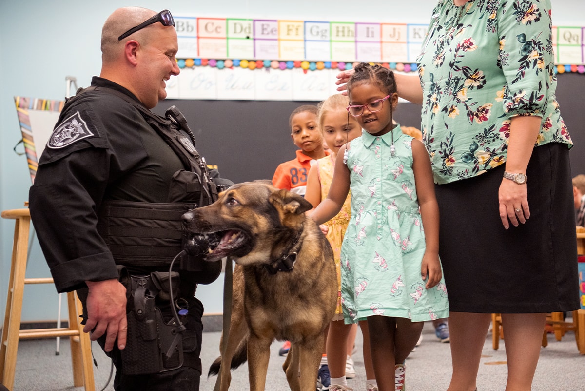 Kindergartners petting police dog