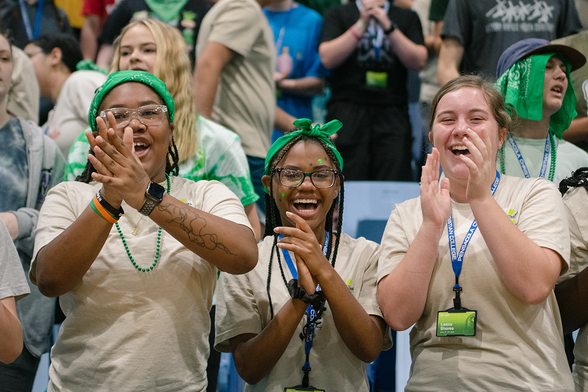 Teen Extreme green team girls cheering